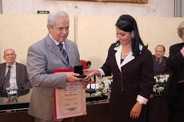 Presidente da Apamagis recebe a medalha Anchieta e o Diploma de Gratidão da cidade de São Paulo