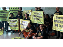 Ativistas do Greenpeace são detidos após protesto em frente ao Planalto