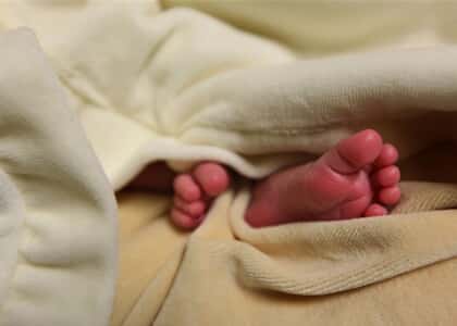 Recém-nascido: abandono da mãe ou do Estado?